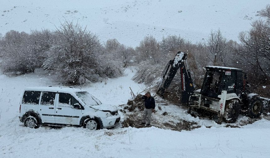 Van Yolunda Araç Şarampole Yuvarlandı: 2 Yaralı
