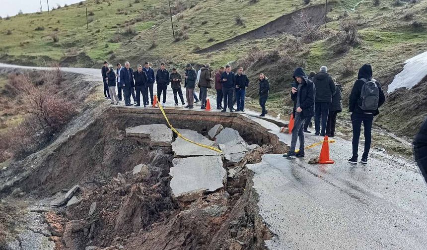 Bitlis'te yol çöktü, öğrenci ve öğretmenler okula gidemedi