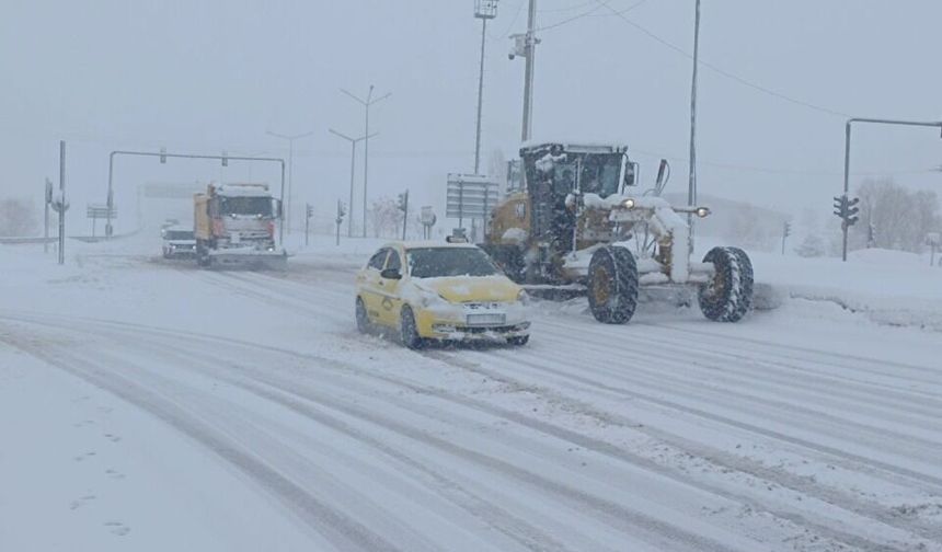 Baharı Bekleyen Bitlis’te Kar Hayatı Felç Etti: 288 Köy Yolu Kapandı