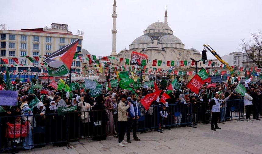 Van’da Mevlid-i Nebi Coşkusu: Binlerce Kişi Meydanda