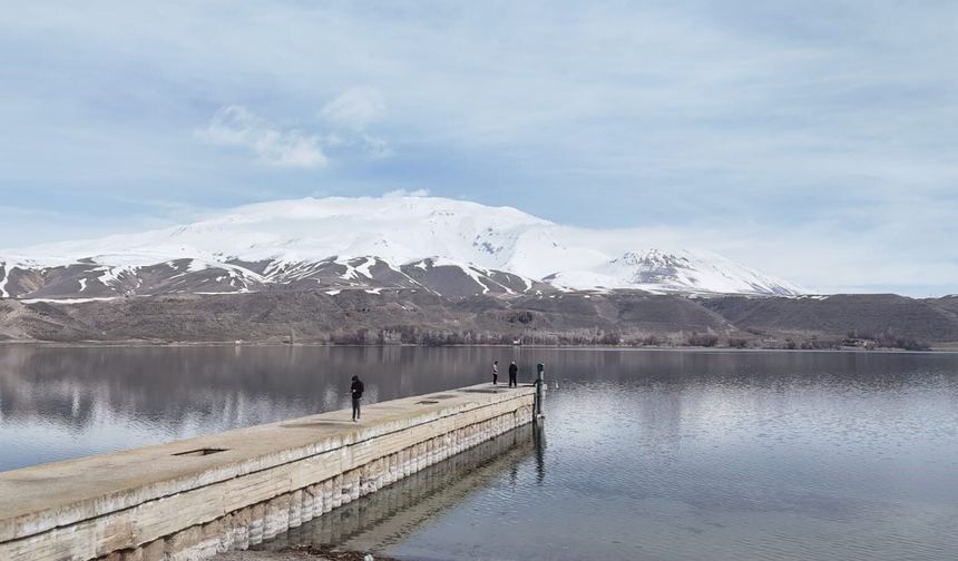 Bitlis’te Aygır Gölü'nün kartpostallık manzarası