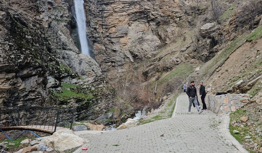 Gümüşkanat Şelalesi'nde ziyaretçi  yoğunluğu