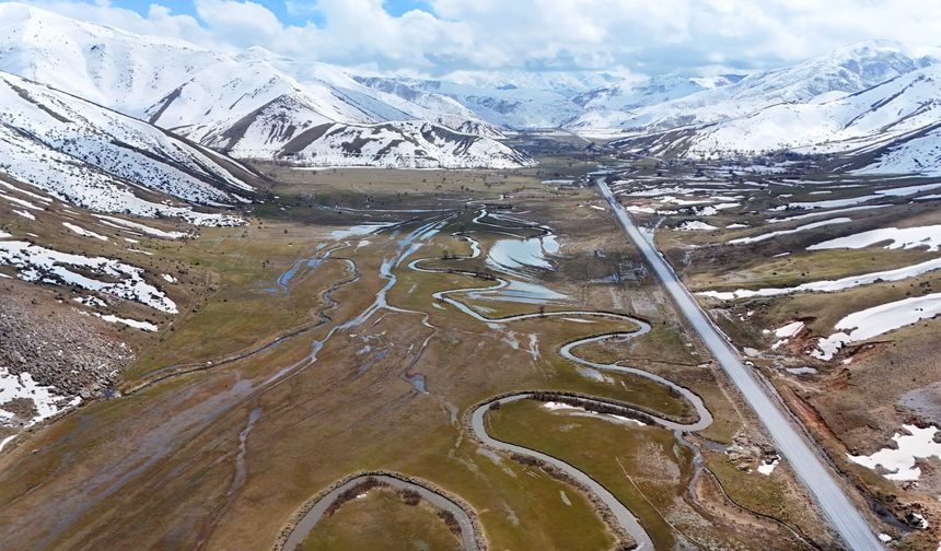Bitlis’te Kartpostallık Manzara: Güzeldere Menderesleri Baharla Canlandı