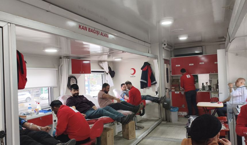 Ahlat'ta Kızılay'ın kan bağışı aracına yoğun ilgi: 184 ünite kan toplandı