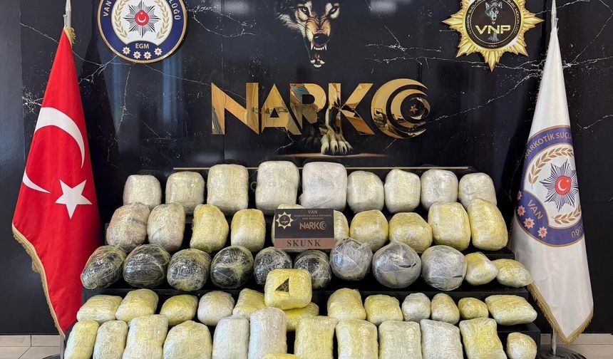 Van’da Kamyondan Zehir Fışkırdı! 74 Kilo Uyuşturucu Ele Geçirildi