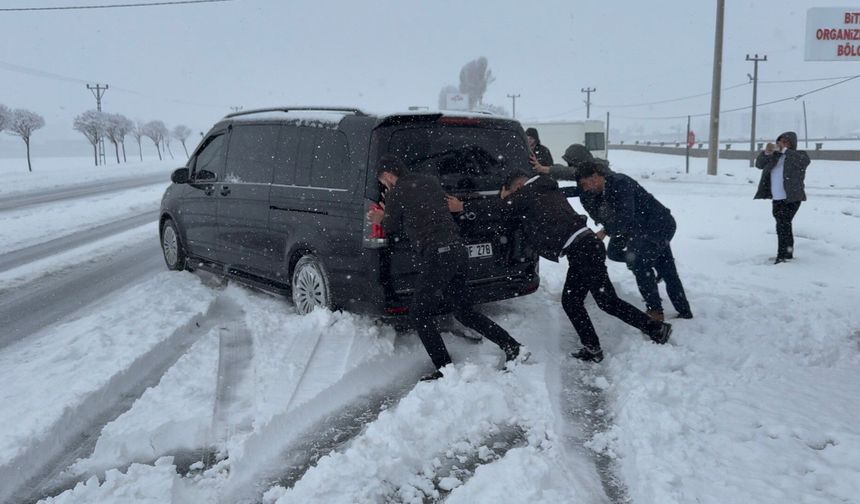 Tatvan’da Nisan Sürprizi: Şehir Beyaza Büründü
