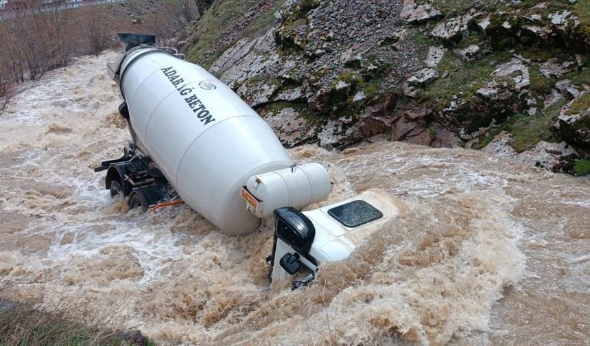 Tatvan-Hizan Yolunda Feci Kaza: Beton Mikseri Dereye Düştü, Sürücü Kayıp