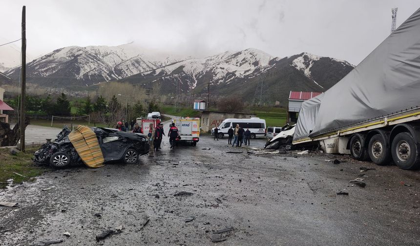 Bitlis'te Feci Kaza: Tır ile Otomobil Çarpıştı, 2 Ölü, 1  Yaralı