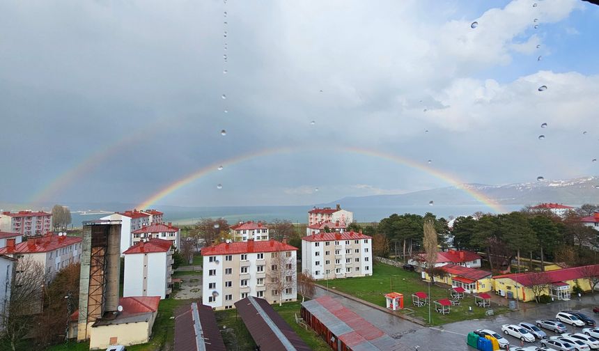 Tatvan’da Gökkuşağı Van Gölü Üzerinde Görsel Şölen Oluşturdu