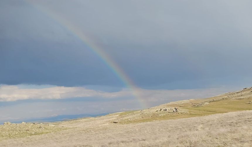 Bitlis'te yağmursuz havada ortaya çıkan gökkuşağı hayran bıraktı