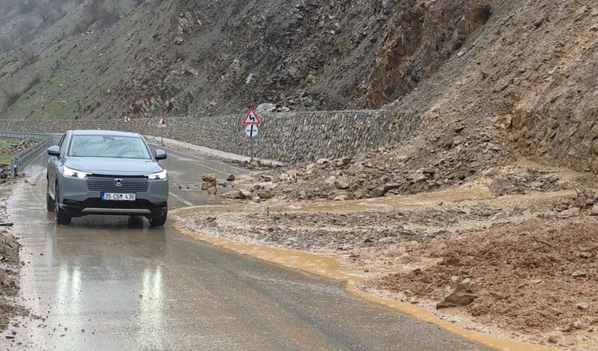 Hizan-Bahçesaray Yolunda Çamur ve Kaya Temizliği