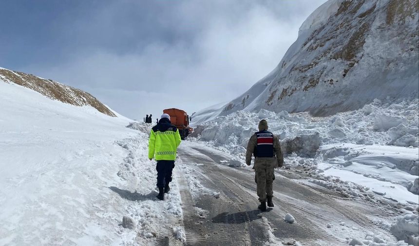 Çığ düşen Ahlat-Malazgirt yolu yeniden ulaşıma açıldı