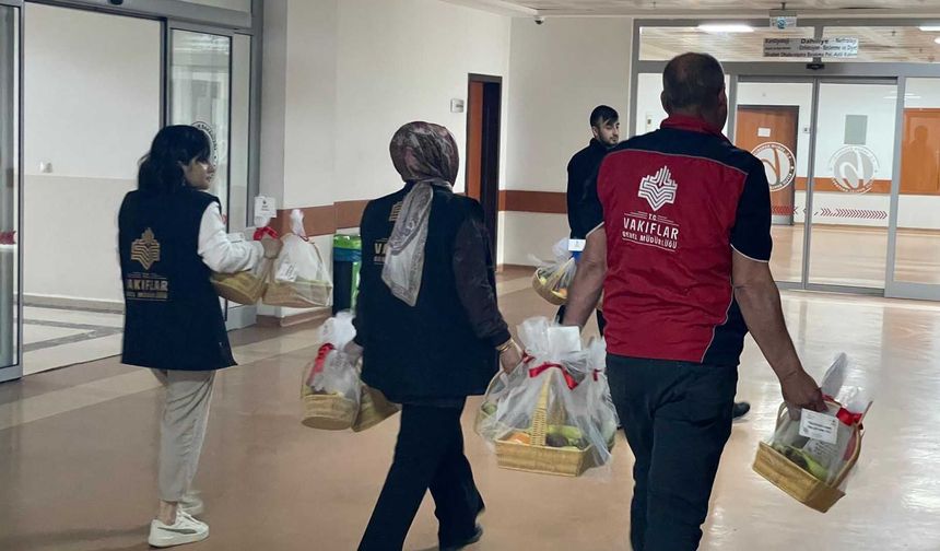 Bitlis Vakıflar Bölge Müdürlüğü, Hastalara Meyve İkramında Bulundu