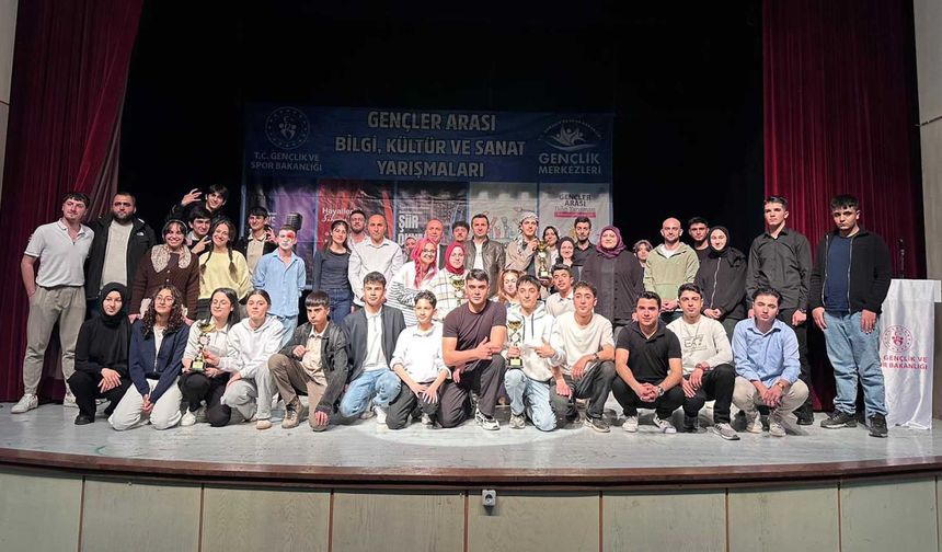 Bitlis’te gençler sahnede: Tiyatro yarışması tamamlandı