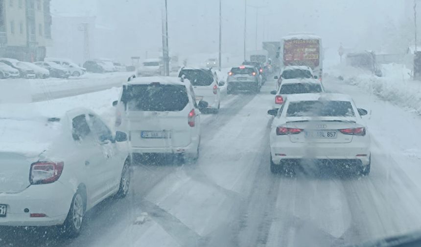 Bitlis'te yoğun kar yağışı hayatı felç etti: 84 köy yolu ulaşıma kapandı