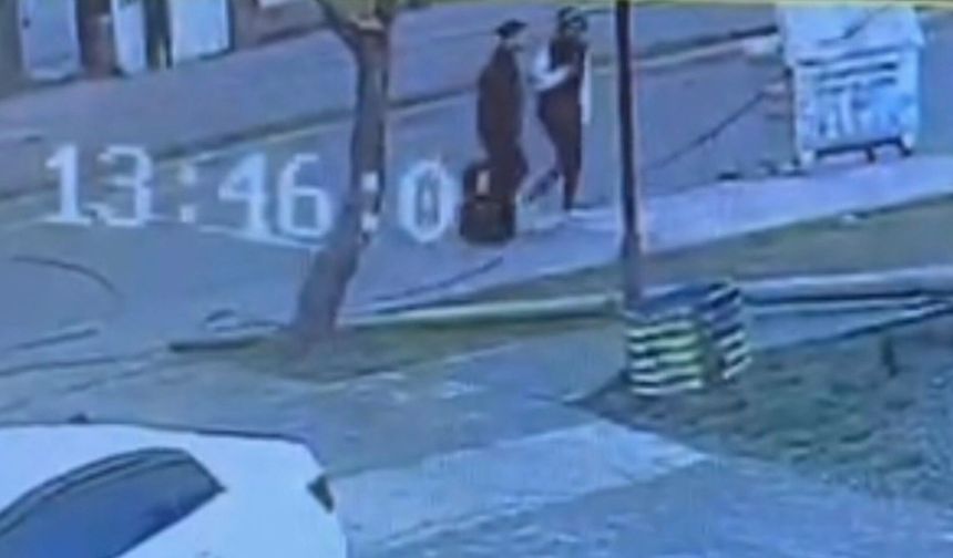 Bitlis'te kıl payı faciadan dönüldü: Devrilen direk yoldan geçen 2 kişinin üzerine düşecekti