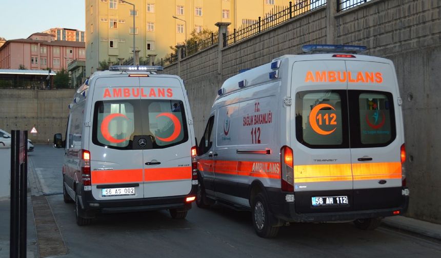 Siirt'te ağaç budarken kolunu kesen 70 yaşındaki adam kalp krizi geçirdi