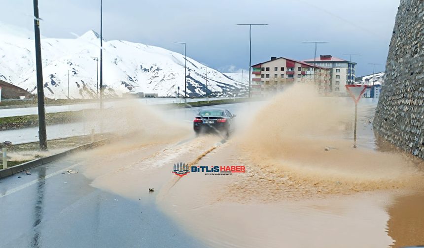 Sağanak sonrası göle dönen yollarda araçlar nasıl ilerlesin, kaldırımlar nasıl kullanılsın?