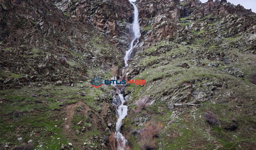 Bitlis'te yağışlarla su seviyesi yükselen Sülav Şelalesi göz kamaştırıyor