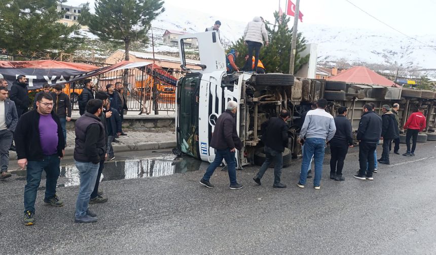 Bitlis’te Otomobil ile Tır Çarpıştı, 3 Yaralı