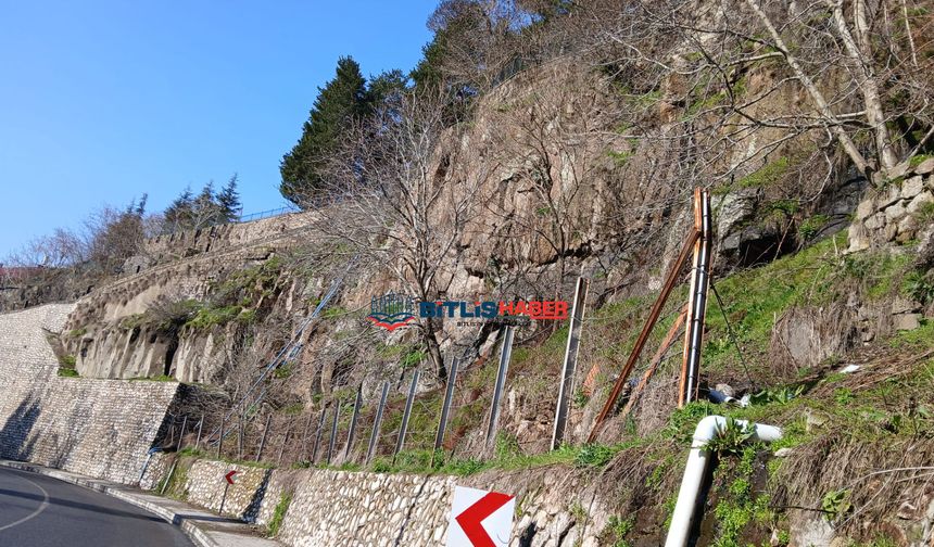 Bitlis'te mahalle sakinlerinden düşen kaya parçalarına tepki