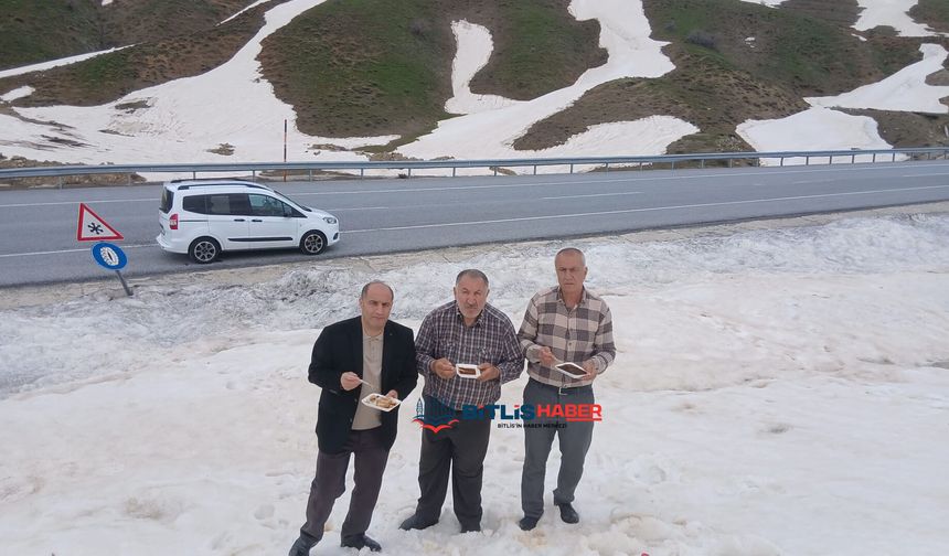 Bitlis'in yüksek rakımlı yaylalarında karlı pekmez keyfi