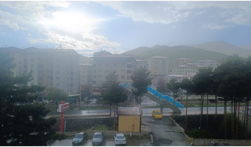 Bitlis’te ilginç hava: Güneş ve yağmur aynı anda etkili oldu