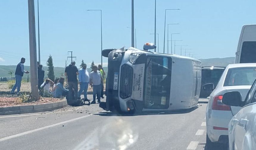 Kontrolden Çıkan Minibüs Yan Yattı: 5 Yaralı
