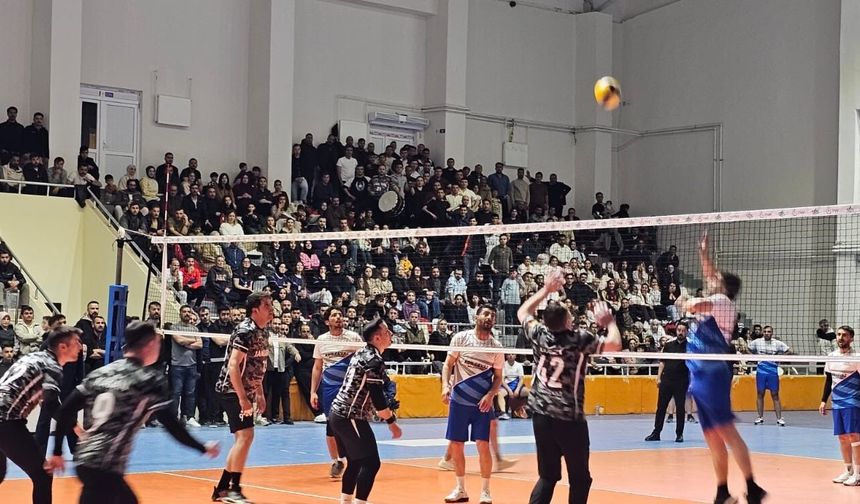 Adilcevaz'da voleybol turnuvasının şampiyonu jandarma oldu