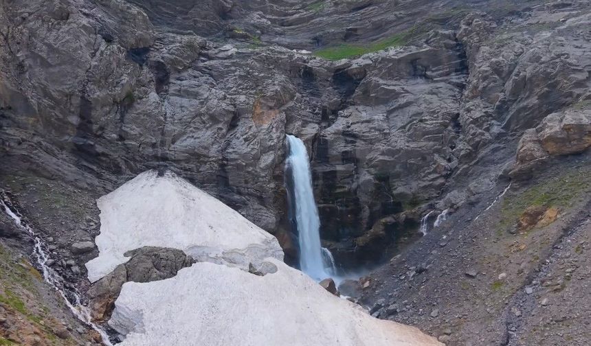Bitlis'te Dağın İçinden Fışkıran Şelale Hayran Bıraktı