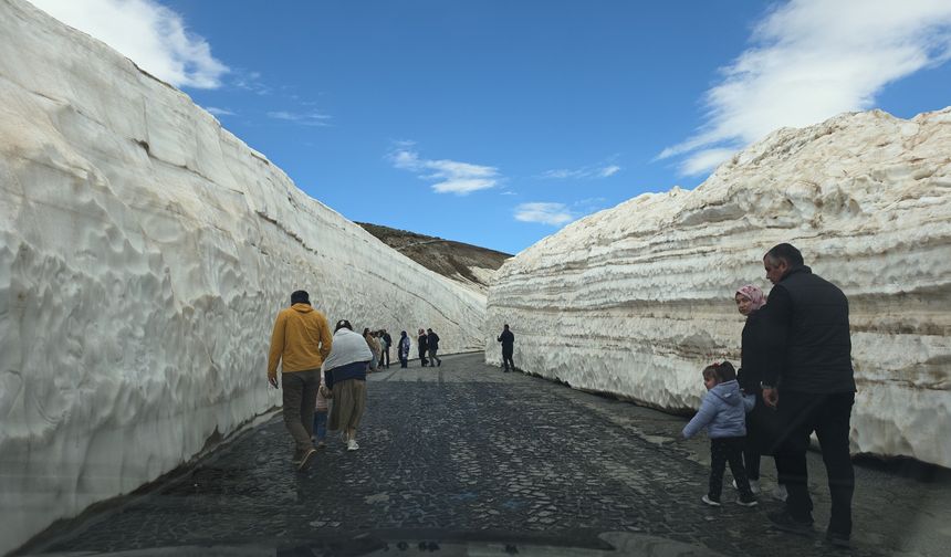 Mayıs ayının sonunda Nemrut’ta 10 metrelik kar tünellerine yoğun ilgi