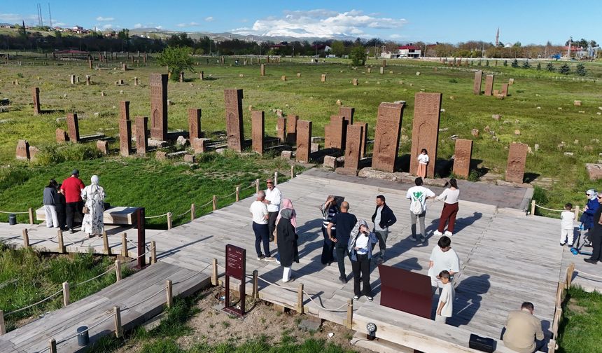 Ahlat Selçuklu Mezarlığı Bayramda Ziyaretçi Akınına Uğradı