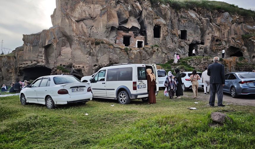 Ahlat'ta  tarihi ve doğal güzelliklere bayram yoğunluğu
