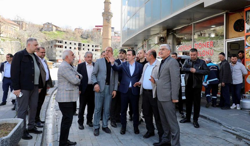Bitlis Valisi Karakaya Çarşıda Esnaf ve Vatandaşlarla Buluştu