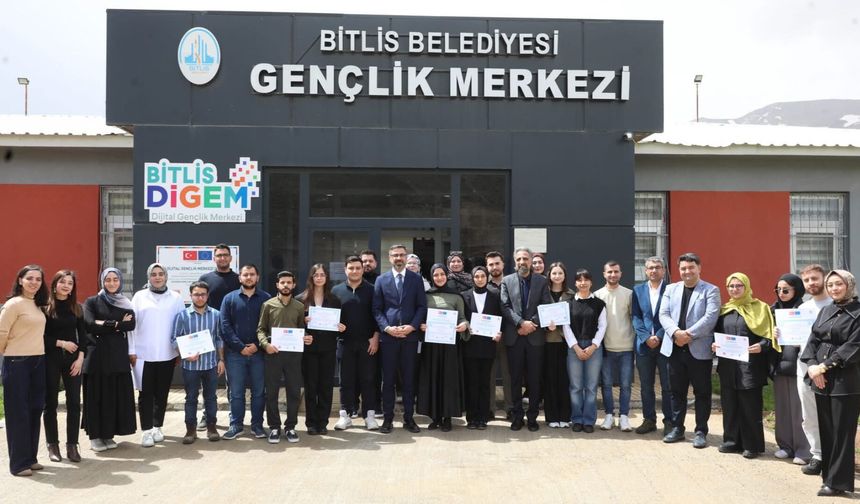 Bitlis'te gençler yapay zeka alanında geliştirdikleri projeleri sergiledi