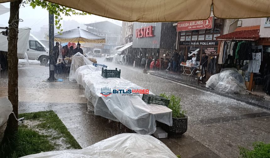Bitlis'te Sağanak Yağış Pazarcı Esnafını Mağdur Etti