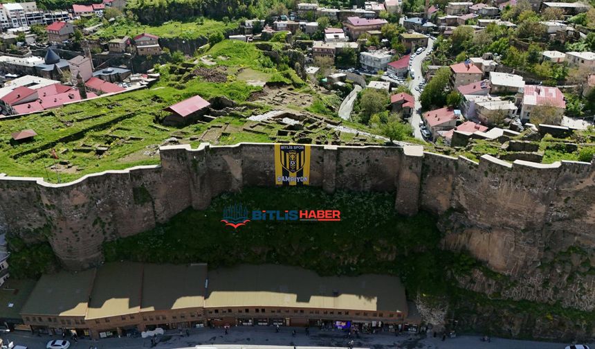 Bitlis Spor’un Dev Bayrağı Bitlis Kalesi'nde Dalgalanıyor