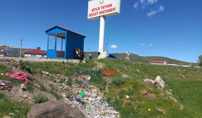 Bitlis Tatvan Devlet Hastanesi Kavşağındaki Çöp Yığınları Tepki Çekti