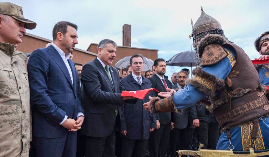 Bakan Çiftçi'den Ahlat'ta tarihi mekan ve esnaf ziyareti