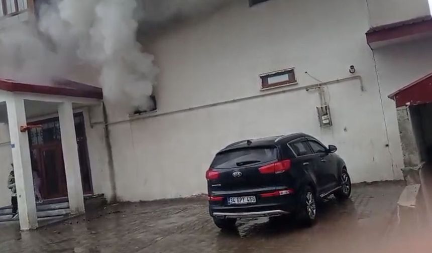 Bitlis’te iş yerinde çıkan yangın paniğe neden oldu