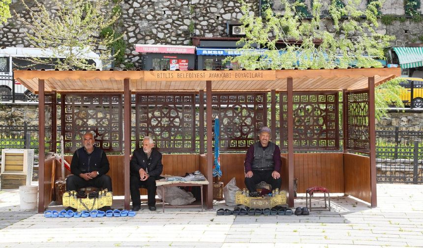 Bitlis Belediyesi'nden Emektar Ayakkabı Boyacılarına Yeni Yer