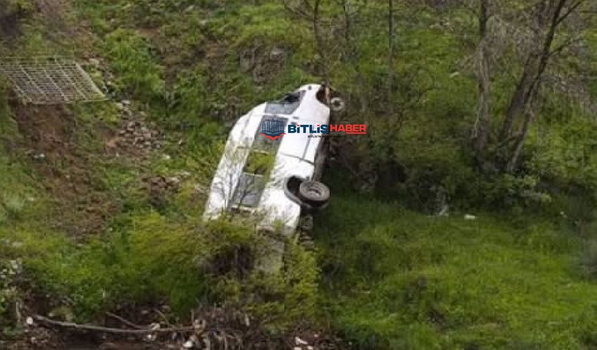 Bitlis'te öğrencileri taşıyan minibüs şarampole devrildi: 7 yaralı