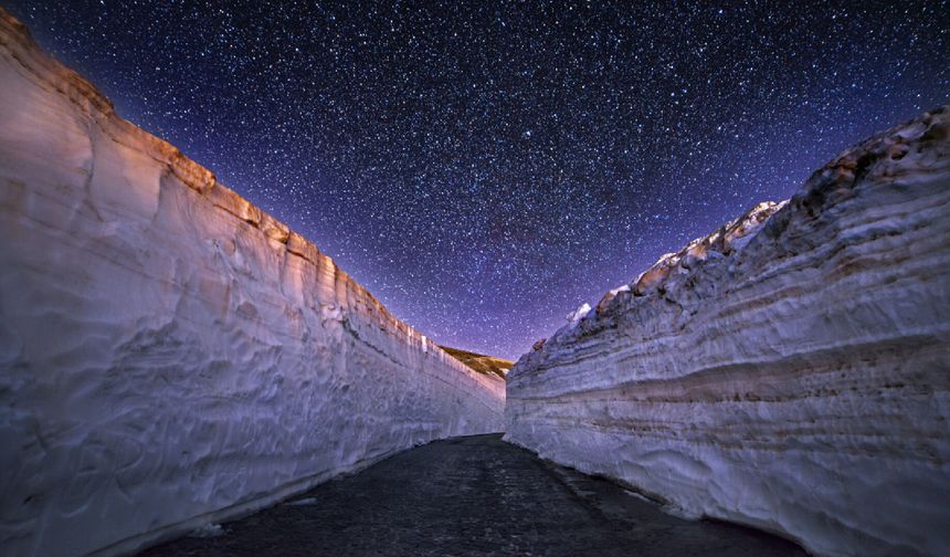 Nemrut Kalderası’nda Kar ve Yıldızlar Aynı Karede