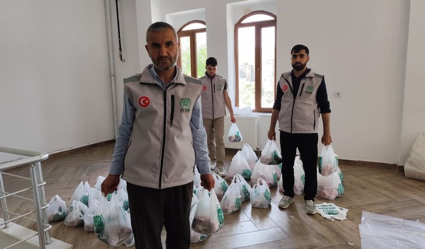 Umut Kervanı Bitlis’te onlarca aileye kurban eti ulaştırdı