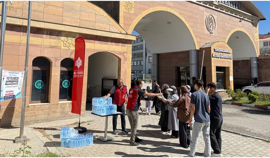 Bitlis Vakıflar Bölge Müdürlüğünden YKS Adaylarına Su İkramı