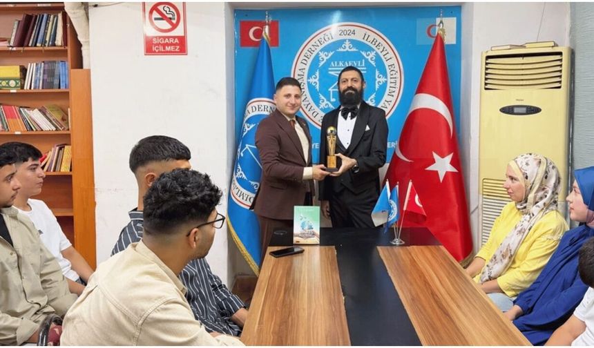 Akif Manaf’a “Eğitim ve Barış Ödülü”
