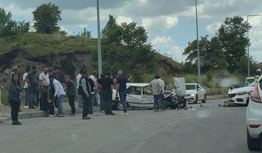 Bitlis’te İki Otomobil Çarpıştı