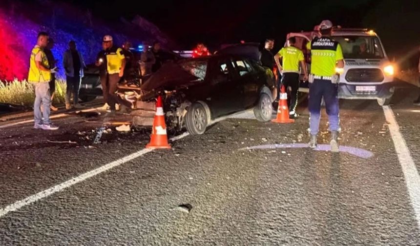 İki Otomobil Kafa Kafaya Çarpıştı: 2 Ölü 6 Yaralı