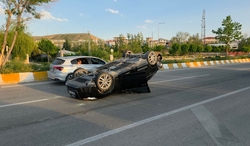 Van’da Takla Atan Otomobilde 2 Kişi Yaralandı