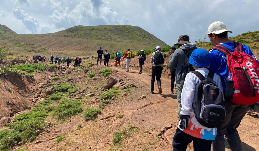 Van Gölü'ne Dikkat Çekmek İçin Zirveye Yürüdüler